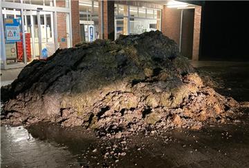 Ein Misthaufen vor einer Aldifiliale in Himmelpforten in Niedersachsen. 