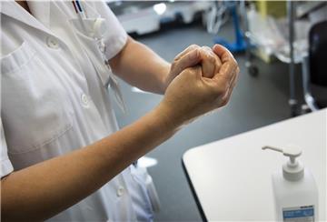 Der mit dem Coronavirus infizierte Mann aus dem Cuxland zeigt bislang nur Erkältungssymptome.