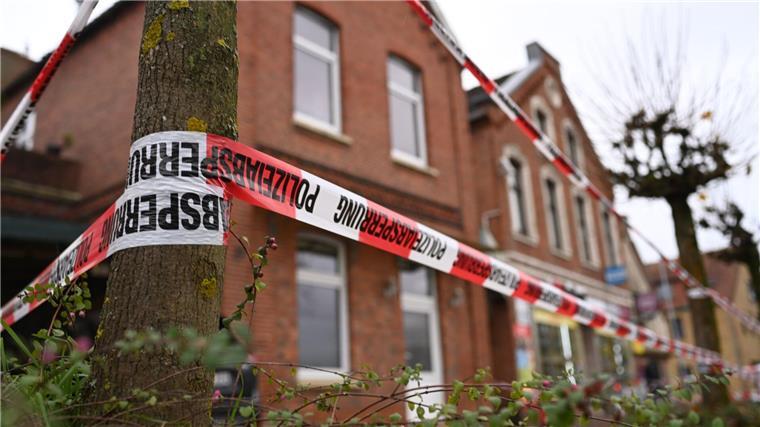 Mit Kissen erstickt? Sohn soll Mutter getötet haben Der mit Flatterband abgesperrte Tatort in Weener.