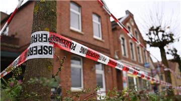 Mit Kissen erstickt? Sohn soll Mutter getötet haben Der mit Flatterband abgesperrte Tatort in Weener.