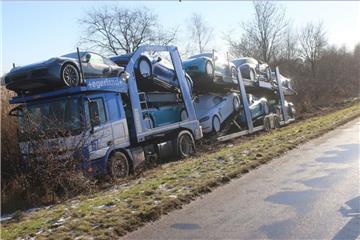 Der mit Porsche-Autos beladene Lkw ist auf der A27 von der Fahrbahn abgekommen. 