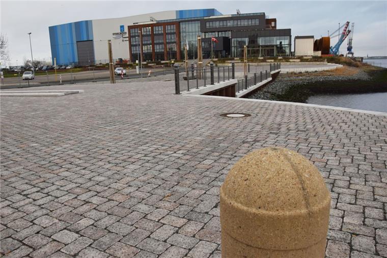 Platz am Fähranleger in Nordenham-Blexen so gut wie fertig Der mit rauen Steinen gepflasterte Platz am Blexer Fähranleger verbindet das moderne Verwaltungsgebäude von Steelwind und das Weserschlösschen, moderne Industriearchitektur der heutigen Zeit und Historismus.