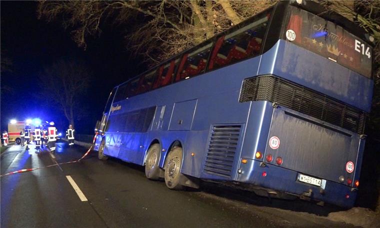 Jaderberg: Bus mit Schülern kommt von Fahrbahn ab Der mit Schülern besetzte Reisebus war von der Fahrbahn abgekommen. Zwei Kinder erlitten einen Schock, der Busfahrer wurde leicht verletzt.
