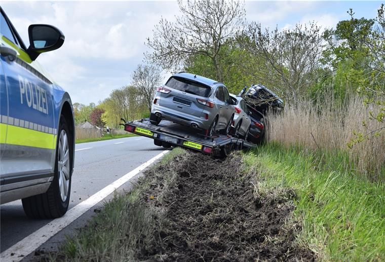 Der mit vier Neuwagen beladene LKW kam kurz vor Eckwarden von der Fahrbahn ab. Der Fahrer verletzte sich nur leicht. Zur Schadenshöhe konnte die Polizei noch keine Angaben machen. Foto: Teichmann