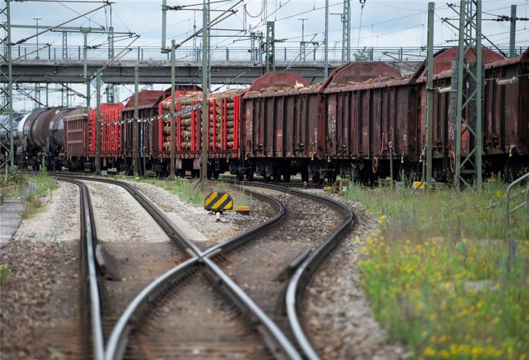 Mann von Güterzug beim Bremer Hauptbahnhof erfasst Ein Schienennetz mit Güterzügen.