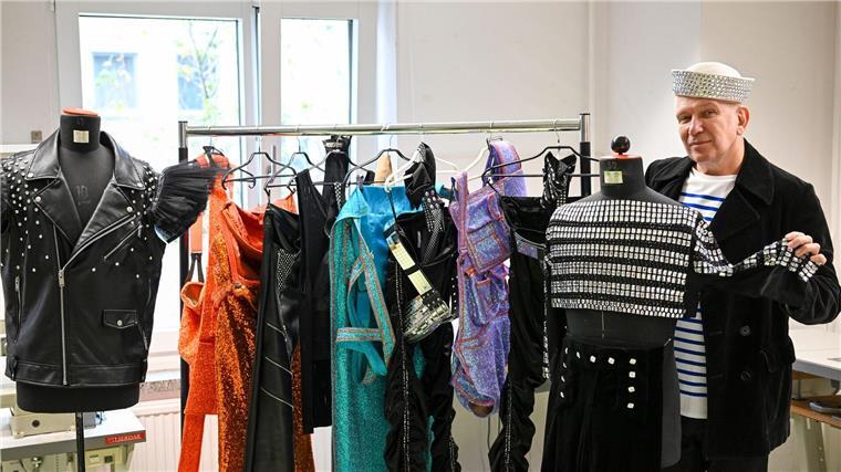 Neue Show im Friedrichstadt-Palast: Kostüme von Gaultier Der Modedesigner Jean Paul Gaultier präsentiert Kostüme für die neue Show im Berliner Friedrichstadt-Palast.