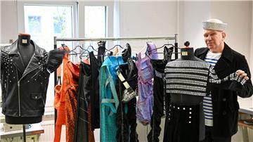 Der Modedesigner Jean Paul Gaultier präsentiert Kostüme für die neue Show im Berliner Friedrichstadt-Palast.