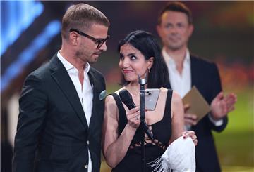 Der Moderator Joko Winterscheidt steht neben der iranischen Frauenrechtsaktivistin Azam Jangravi, nachdem er den Preis Beste Doku-Serie für seine Prime Video-Sendung "Joko Winterscheidt Presents: The World’s Most Dangerous Show" bekommen hat.