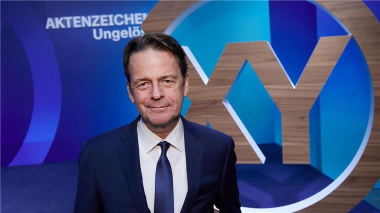 Der Moderator Rudi Cerne.
