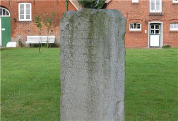 Der Mordstein von Golzwarderwurp, der an die Ermordung einer Magd im Jahr 1637 erinnert, steht heute wieder an seinem historischen Platz im Vorgarten des Bauernhofs. Foto: Gohritz