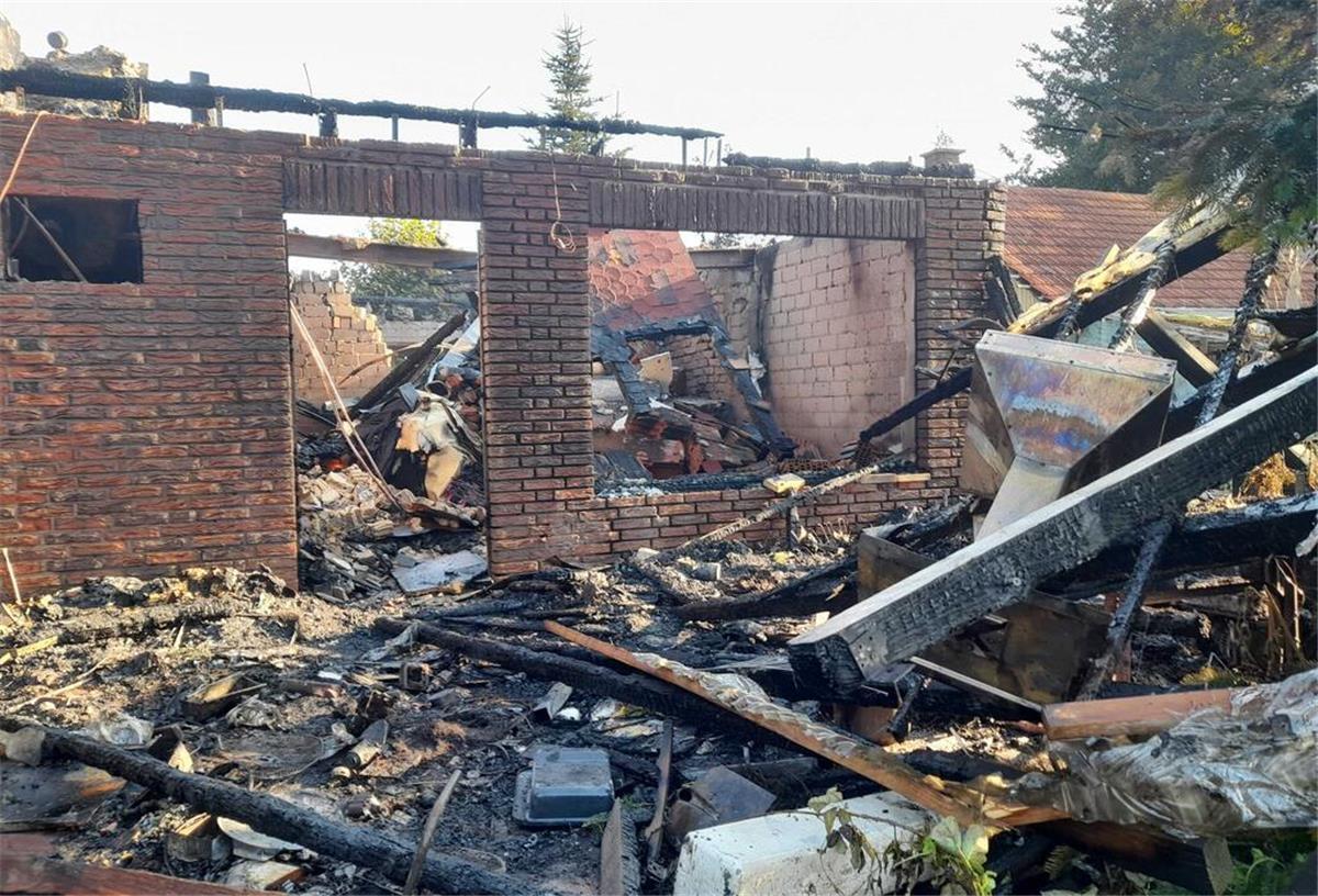 Einfamilienhaus in Bokel brennt nieder - Über 300.000 Euro Sachschaden Der Morgen danach: Von dem Haus ist nicht mehr viel übrig.
