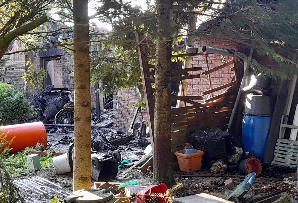 Einfamilienhaus in Bokel brennt nieder - Über 300.000 Euro Sachschaden Der Morgen danach: Von dem Haus ist nicht mehr viel übrig.