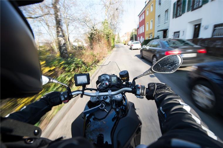 Hemmoor: Motorrad prallt mit Hund zusammen Der Motorradfahrer konnte dem auf die Straße laufenden Hund nicht mehr ausweichen.