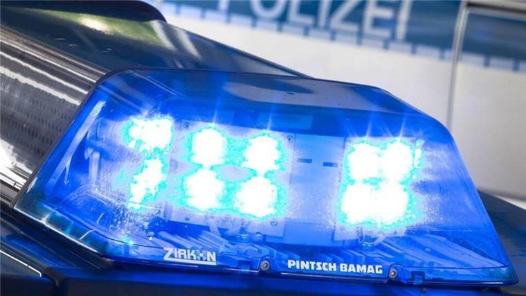 Ein Blaulicht leuchtet auf dem Dach eines Einsatzfahrzeugs der Polizei.