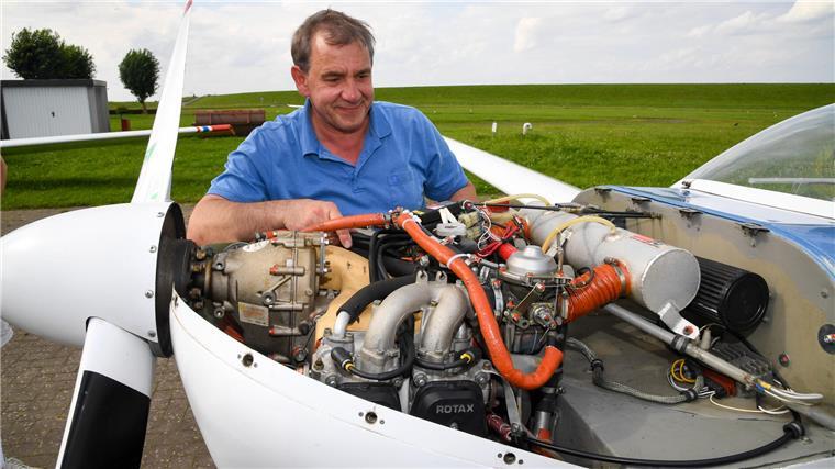 Fliegen beim MSC Bremerhaven: Gebühren, Kosten und Pflichten Ein Mann überprüft den Motor eines Flugzeugs.