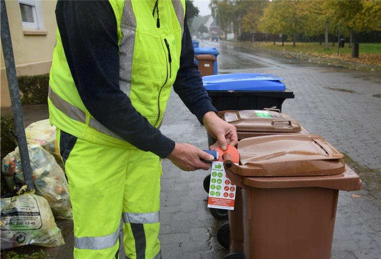 Wesermarsch: Nach Kontrollen weniger Müll in Biotonne Der Müllkontrolleur kann die Rote Karte an die Biotonne hängen. Das hat Folgen.