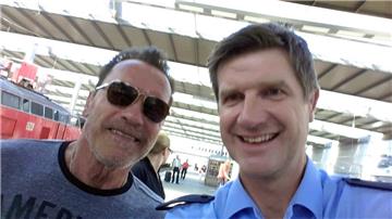 Der Münchener  Polizeioberkommissar Stefan Schmitt darf sich über ein Selfie mit  Arnold Schwarzenegger  freuen.
