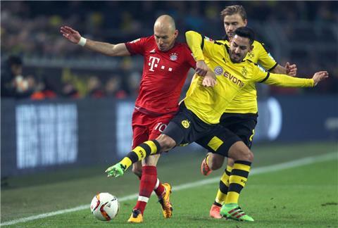 Der Münchner Arjen Robben (links) trat zum Zweikampf mit dem Dortmunder Ilkay Gündogan an.  Zu einem Tor reichte es auf beiden Seiten aber nicht.