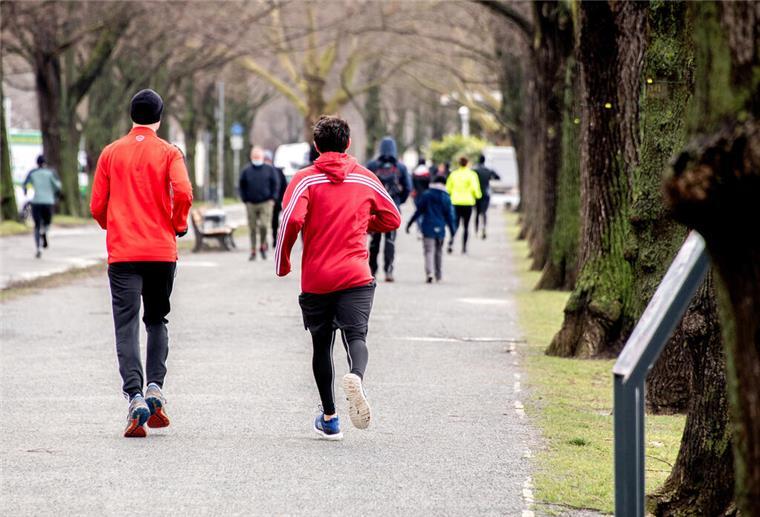 Der multikulturelle Lauftreff „Walking & Talking“ trifft sich sonntags, um gemeinsam im Bürgerpark ihre Runden zu drehen.