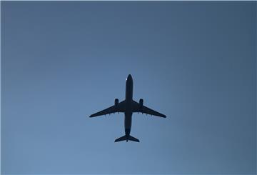 Ein Flugzeug am Himmel.