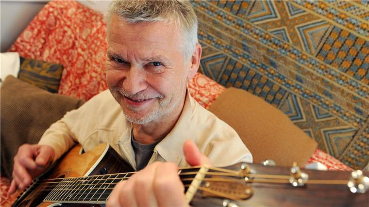 Achim Reichel wird 80 - Neues Album als Geschenk Der Musiker Achim Reichel spielt in seinem Tonstudio auf einer seiner 25 Gitarren.