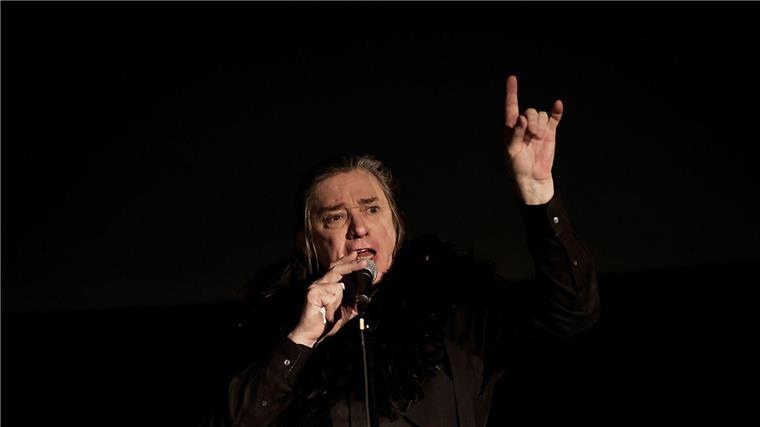 Neues Album der Einstürzenden Neubauten Der Musiker Blixa Bargeld auf der Bühne.