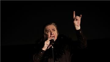 Der Musiker Blixa Bargeld auf der Bühne.