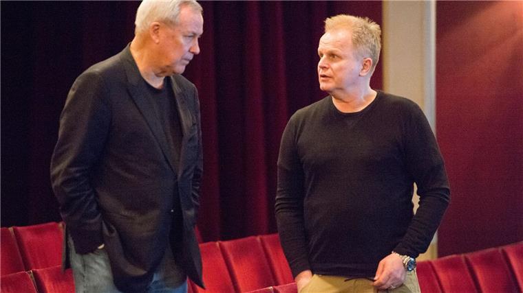 „Dear Bob“: Grönemeyer trauert um Wilson Der Musiker Herbert Grönemeyer (r) und der US-Regisseur Robert Wilson vor zehn Jahren am Berliner Ensemble im Theater am Schiffbauerdamm. (Archivfoto von 2015)