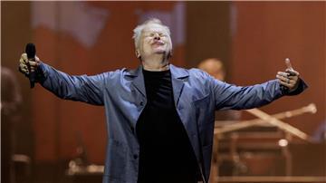 Der Musiker Herbert Grönemeyer steht beim Tourauftakt der Tour „Herbert Grönemeyer - Live 2023“ auf der Bühne der Wunderino-Arena.