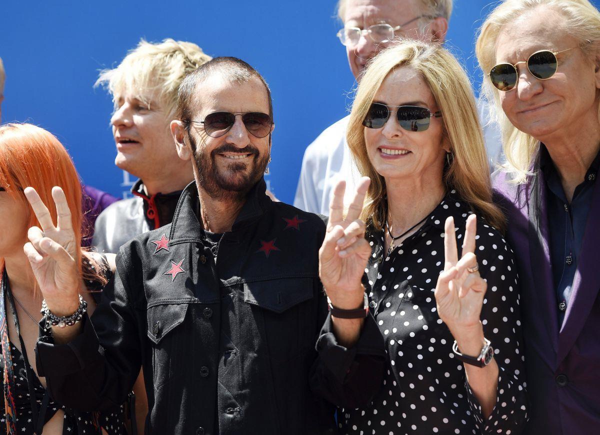 Der Musiker Ringo Starr (links), seiner Frau Barbara Bach, der Gitarrist Joe  Walsh und viele andere zelebrierten in Los Angeles Ringos Ehrentag mit dem lauten Ruf nach mehr "Peace and Love". 