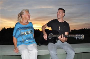 Der Musiker Troy Petty und seine Gastgeberin Marlene Rembacz