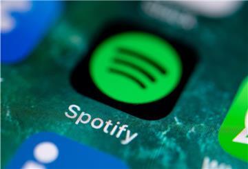 Die App des Musikdienstes Spotify wird auf dem Display eines iPhone angezeigt.