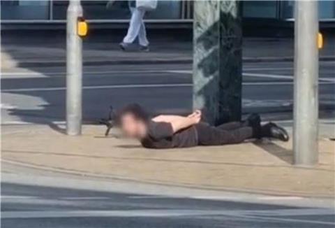 Der mutmaßliche Täter legte sich auf den Fußweg. Kurze Zeit später fuhr die Polizei vor und nahm ihn fest.