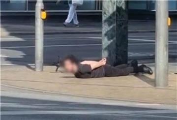 Der mutmaßliche Täter legte sich auf den Fußweg. Kurze Zeit später fuhr die Polizei vor und nahm ihn fest.