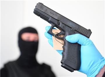 Der mutmaßliche Waffenhändler aus Marburg hatte noch weitere Pistolen und Munition versteckt. Er soll dem Amokschützen von München die Tatwaffe verkauft haben. 
