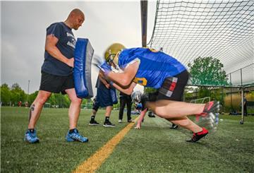 Der Nachwuchs der Bremerhaven Seahawks trainiert wieder. Hier mit Teammanager Kay Geudtner.