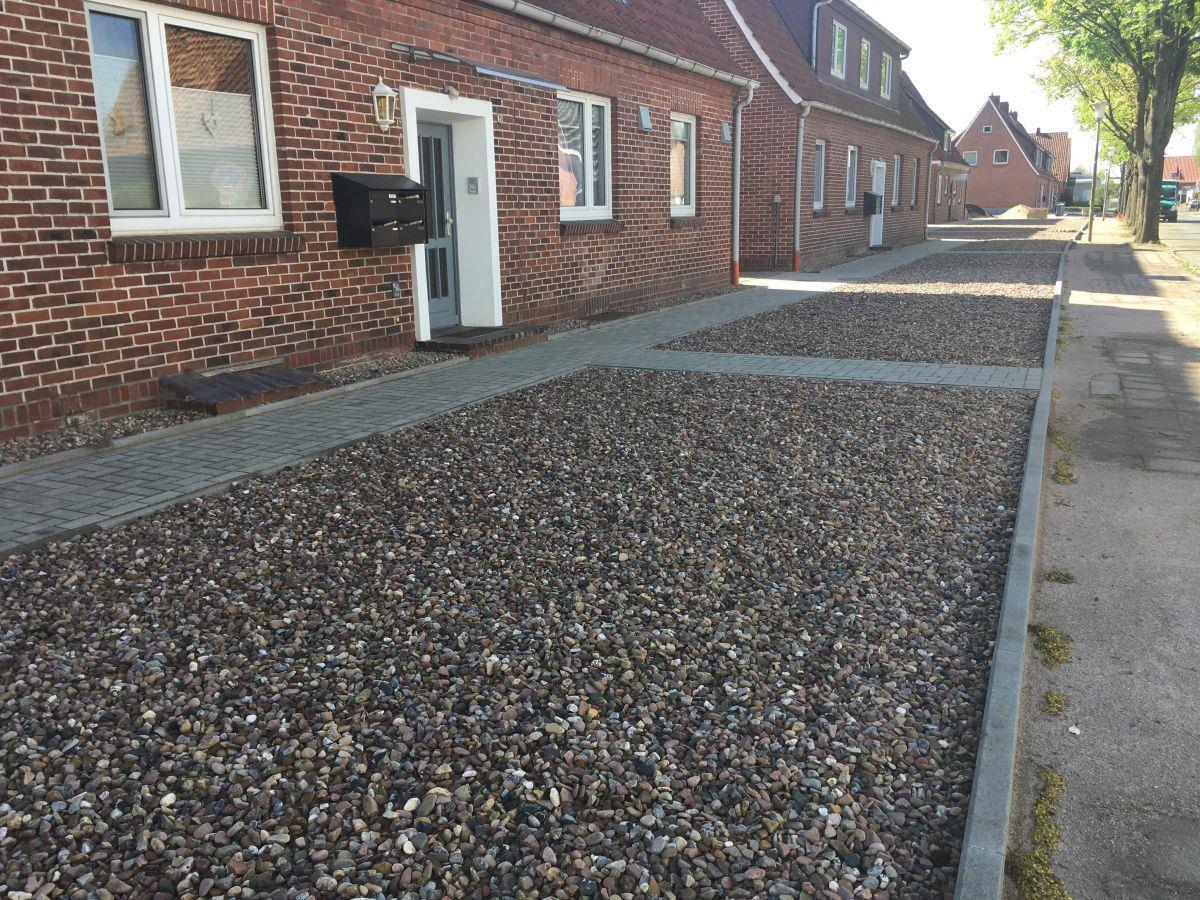 Bremervörde: NABU klagt über immer mehr sterile Steingärten Der Naturschutzbund moniert Steinwüsten in Vorgärten wie hier an einer Straße in Bremervörde.