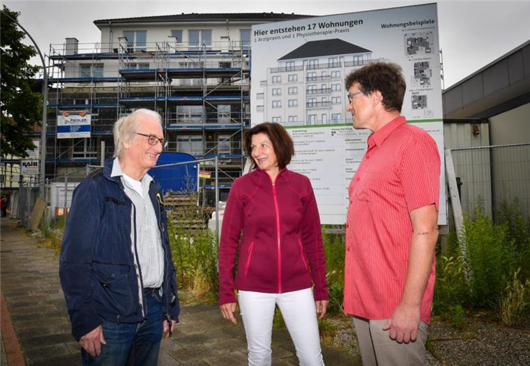 Neues Mietshaus für Lehe ist fertig Der Neubau an der Nordstraße ist fast fertig: Bauherr Holger Kühnel (links) mit dem Arzt-Paar Angelika und Dirk Fornacon. Die Mediziner sind Ankermieter und schon eingezogen.