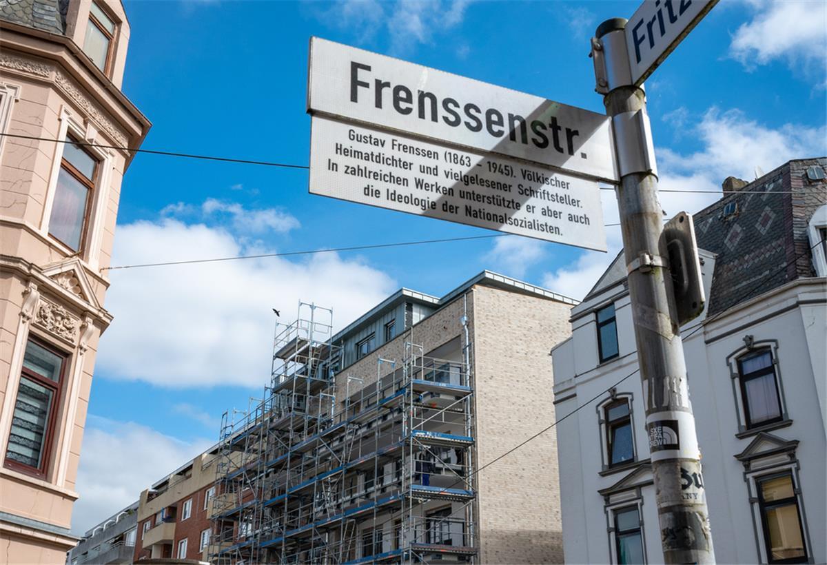 Der Neubau in der Fritz-Reuter-Straße von vorne. Seit Baubeginn ist die Fritz-Reuter-Straße gesperrt. Ende Juli soll die Durchfahrt wieder möglich sein.
