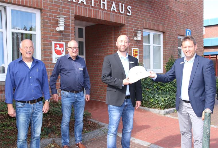 Der neue Amtsleiter für Bau und Bürgerdienste, Eike Bartzsch (3. von links), mit seinen Amtsleiterkollegen Joachim Wulf (Zentrale Dienste, links) und Bernd Rummel (Finanzdienste, 2. von links) sowie Bürgermeister Axel Linneweber. Lorenz