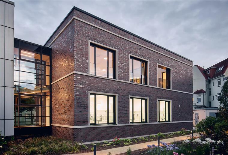 Umbau der Zahnarztpraxis am Debstedter Weg Der neue Anbau besteht aus zwei Etagen und bietet auf 350 Quadratmetern viel Platz für mehrere neue Räume