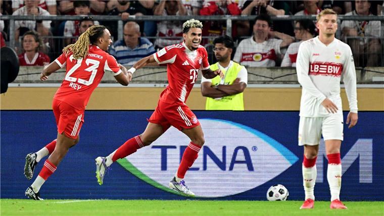 Der neue Bayern-Spieler Luis Díaz (Mitte) freut sich über sein Tor.