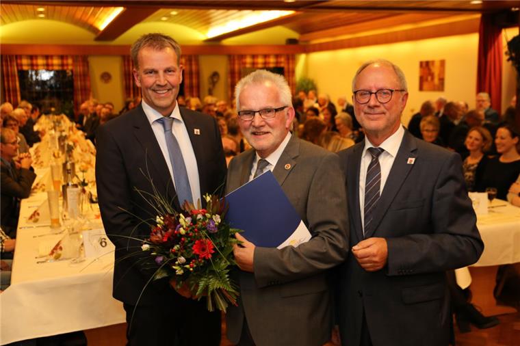 Der neue Bürgermeister Guido Dieckmann (links) und der Ratsvorsitzende Harald Michaelis verabschieden
Bürgermeister Ulf Voigts (Mitte).