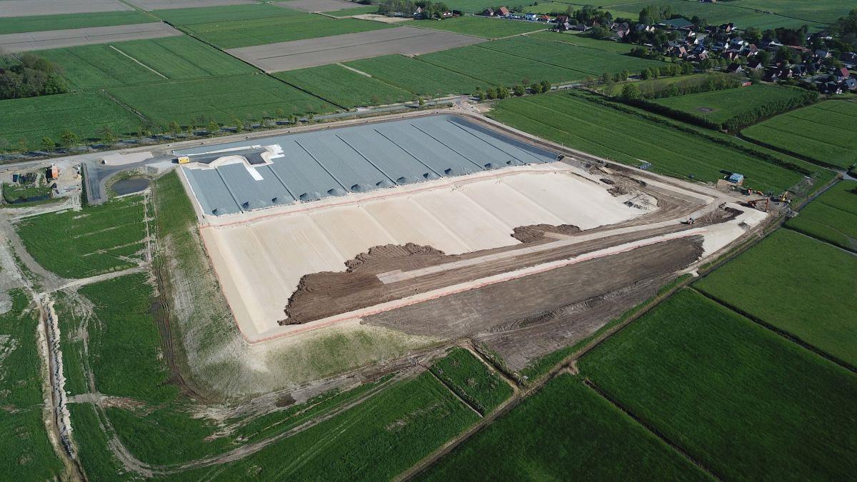 Nordenham: Die neue Deponie hat den Betrieb aufgenommen Der neue Deponieabschnitt der Jarofix-Deponie in Nordenham-Galing ist fertig. Die Einlagerung hat begonnen.