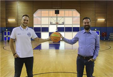 Der neue Eisbären-Jugendkoordinator Simon Macherski (links) und Geschäftsführer Nils Ruttmann, sein Vorgänger im Amt.