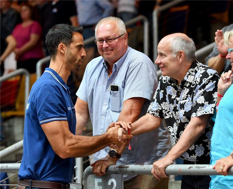 Das ist der erste Sportdirektor in der Geschichte der Eisbären Der neue Eisbären-Sportdirektor Dan Panaggio (rechts) im Gespräch mit Assistenztrainer Chris Harris (links) und Geschäftsführer Wolfgang Grube.