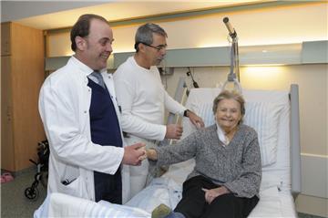 Der neue "Experte" Dr. Ralf Winter (links) und Dr. Gábor Keresztury  sind im Gespräch mit Patientin Elke Aponte, die sich ohne Vollnarkose an der Halsschlagader hat operieren lassen. 