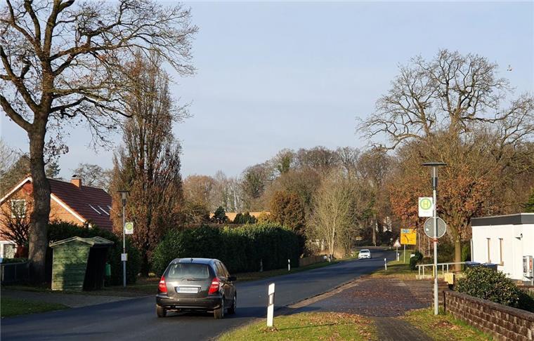 Freude in Fickmühlen: Der Radweg kommt Der neue Fahradweg soll bei der ehemaligen Gastwirtschaft „Zum Bundeskrug“ an die vorhandene Verbindung nach Bad Bederkesa angebunden werden und weiterführen bis zum Ende von Fickmühlens Wohnbebauung in Höhe Brookweg.