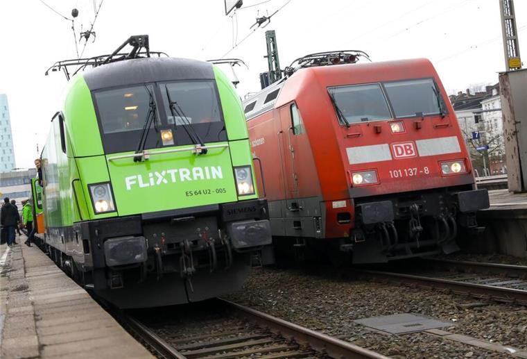 Das Duell Flixtrain gegen Die Bahn: Wer hat die Nase vorn? Der neue Fernzug Flixtrain steht vor seiner Premierenfahrt auf dem Bahnhof Altona neben einem Zug der Deutschen Bahn. (zu dpa: «DB und Flixtrain im europäischen Vergleich eher schlecht»)