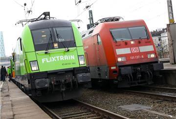 Der neue Fernzug Flixtrain steht vor seiner Premierenfahrt auf dem Bahnhof Altona neben einem Zug der Deutschen Bahn. (zu dpa: «DB und Flixtrain im europäischen Vergleich eher schlecht»)